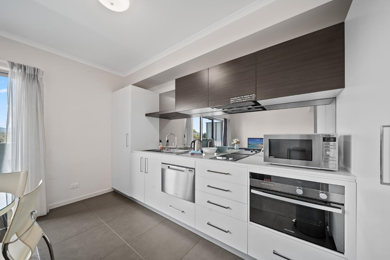 4, Bright 1-Bed Apartment in Greenway, Canberra