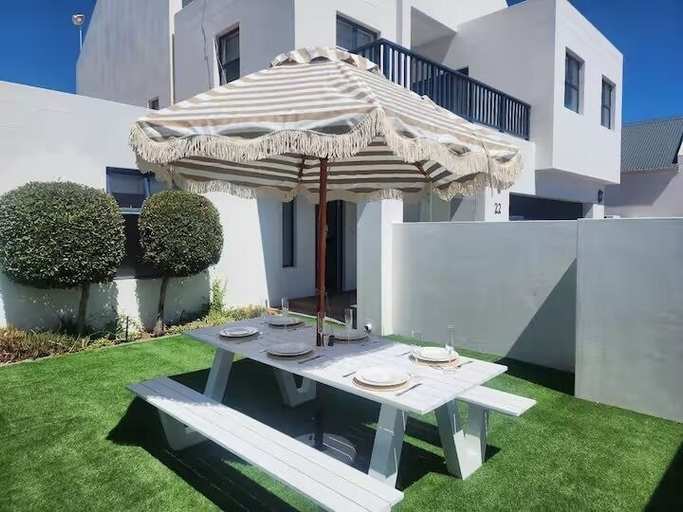 Terrace/patio, White Wicker House, West Coast