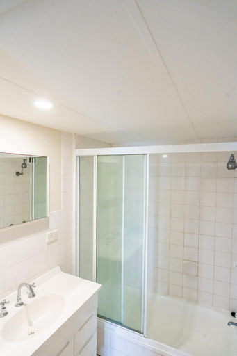 Bathroom 3, Grosvenor Beachfront Apartments, Gold Coast