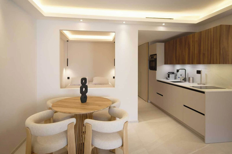 Dining 2, A/C apt in the Heart of Cannes--croisette/beaches, Alpes-Maritimes