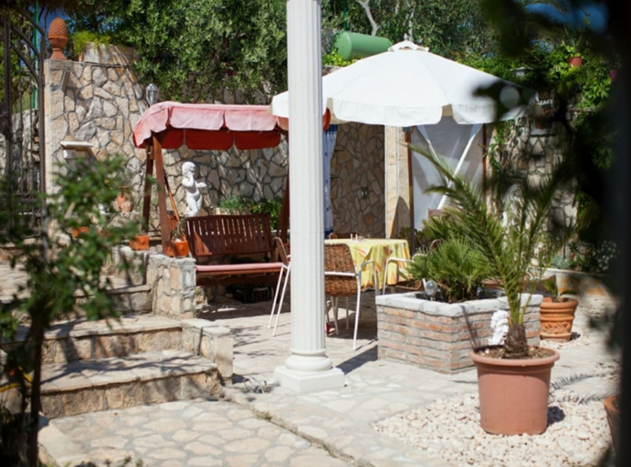 Exterior 3, Golden Coast Apartments, Vis