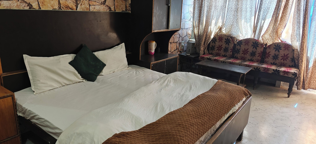 Room 5, Hotel Manali, Kaushambi
