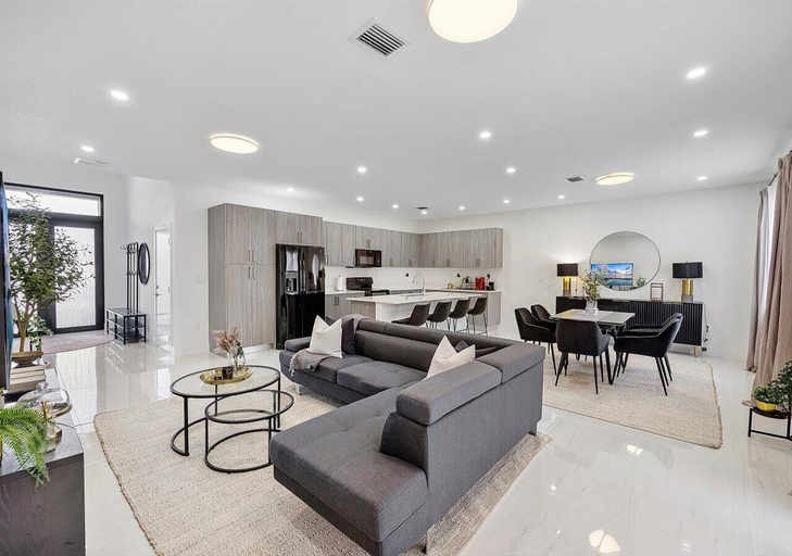 Others 5, Avi Lux Stay, Miami-Dade