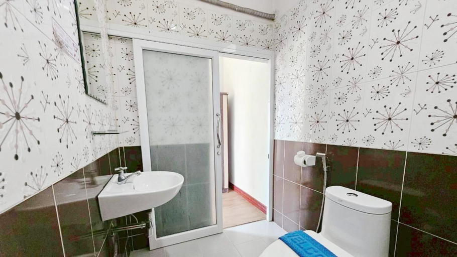 Bathroom 4, Lake Terrace Resort, Satun, Langu