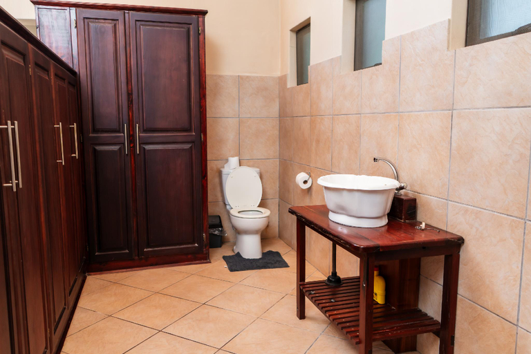 Bathroom 2, The Tropical Hut, Uthungulu
