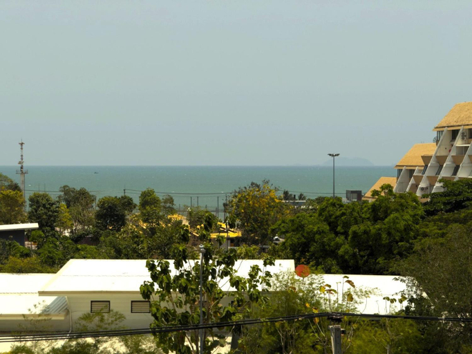 5, Stylish Low-Floor 2-Bedroom Sea-View Condo at Dusit Grand Condo View, Pattaya