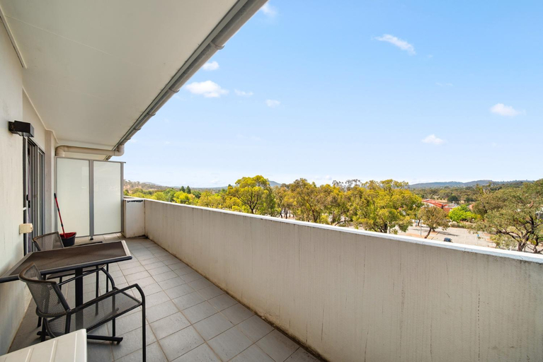 3, Bright 1-Bed Apartment in Greenway, Canberra