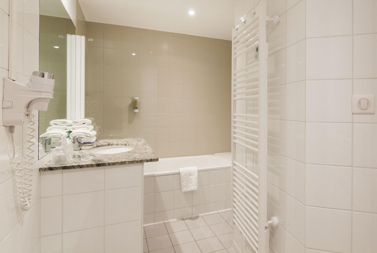 Bathroom 4, La Maison Hotel Mulhouse, Haut-Rhin