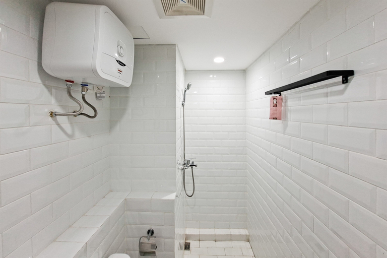 Bathroom 3, Minimalist Studio Loft Apartment at Kingland Avenue By Travelio, Tangerang