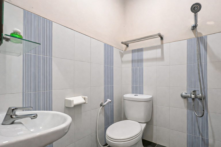 Bathroom 3, RedDoorz Plus near The Great Asia Africa Lembang, Bandung
