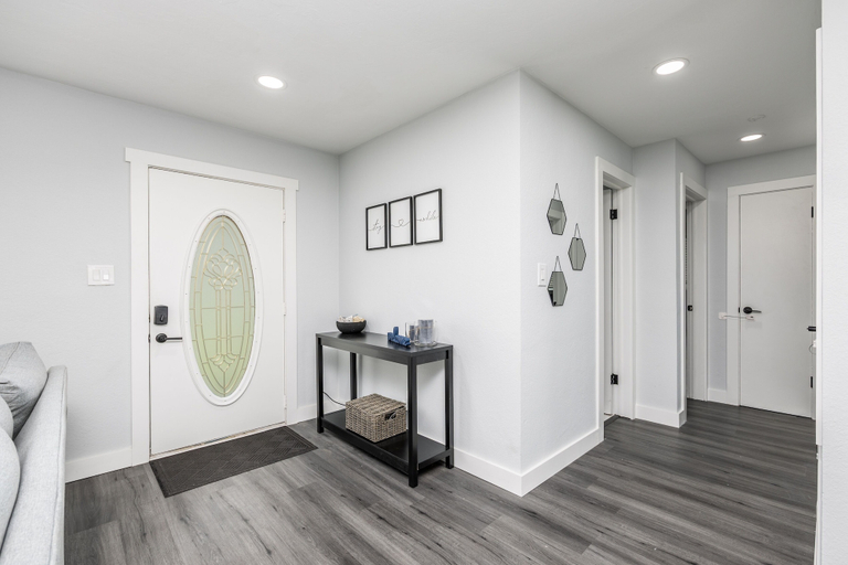 Interior 4, Poolside Paradise 3 Bedroom Home, Sarasota