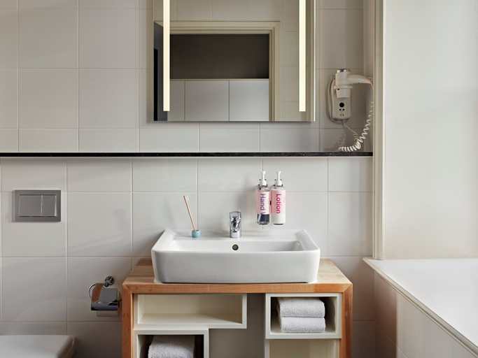 Bathroom 4, YAYS Amsterdam Maritime by Numa, Amsterdam