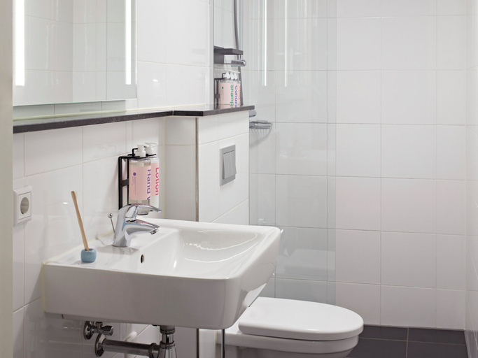 Bathroom 4, YAYS Amsterdam Maritime by Numa, Amsterdam