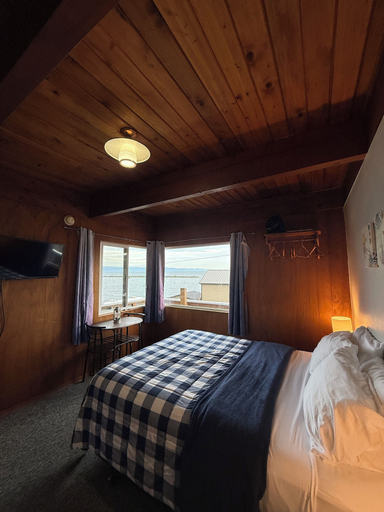 Bedroom 2, Curley's Resort & Dive Center, Clallam