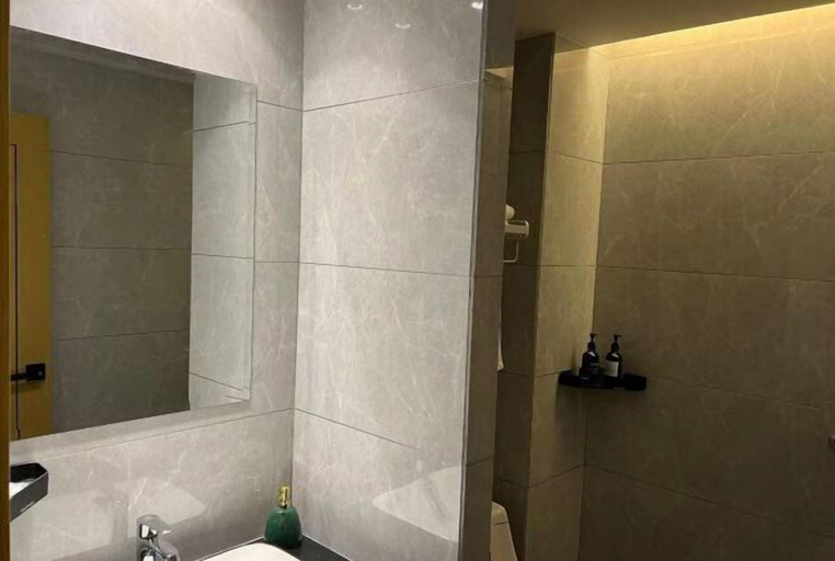 Bathroom 3, He Yue Meng Jing Hotel, Jiujiang
