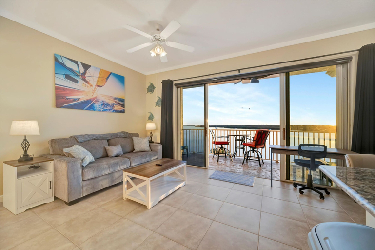 Room 5, Sunsets Waterview Balcony Queen Bed Heated Pool, Pinellas