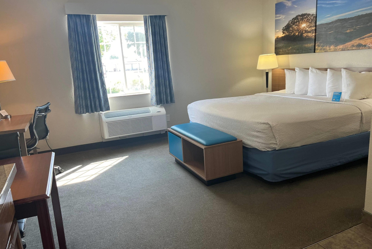 Bedroom 3, Days Inn & Suites by Wyndham Columbus NE, Platte