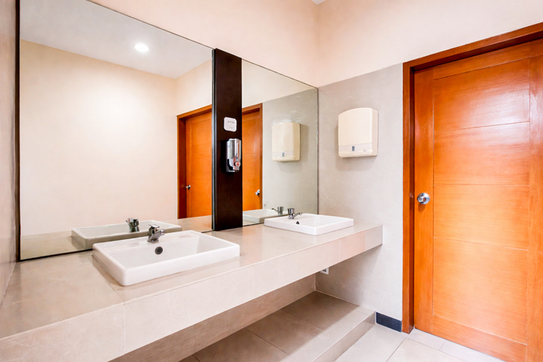 Bathroom 3, RedDoorz Plus near The Great Asia Africa Lembang, Bandung