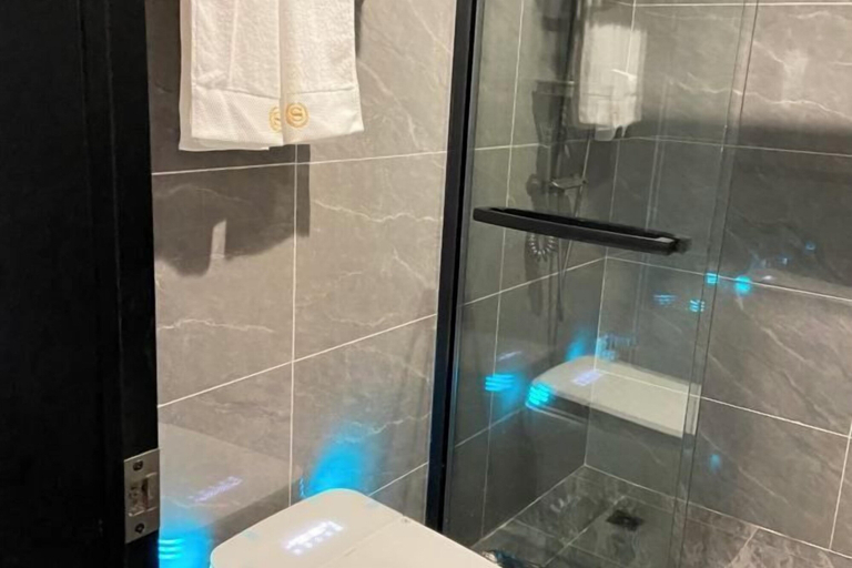 Bathroom 5, XINYUN BUSINESS HOTEL, Zhoushan
