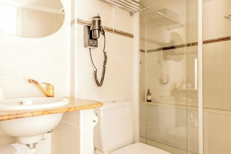 Bathroom 5, Hotel Vendome Nice, Alpes-Maritimes