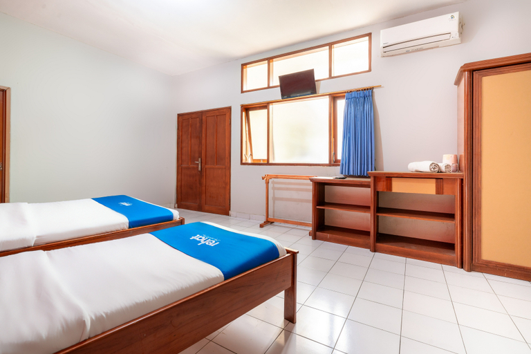 Rehat at Abadi Hotel Tasikmalaya Room Type - DELUXE TRIPLE