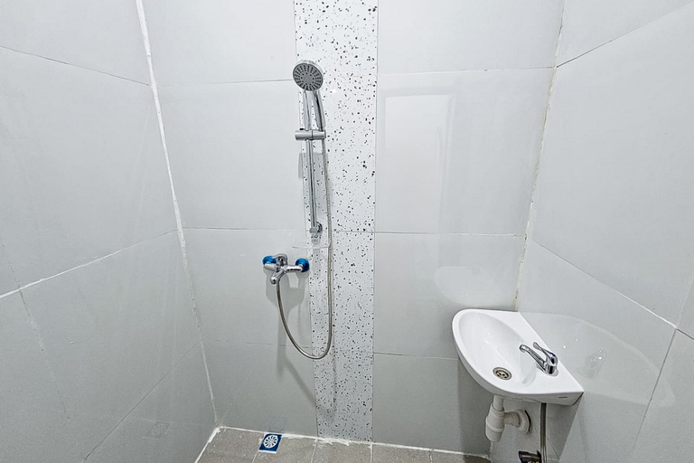 Bathroom 2, Urbanview Syariah Cahaya Guest House, Serang