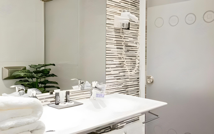 Bathroom 4, Hotel Ronda Lesseps, Barcelona