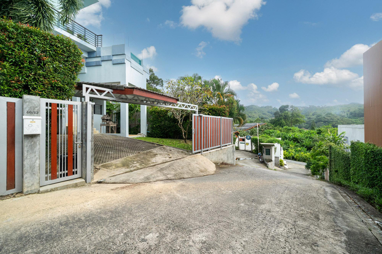 Exterior & Views