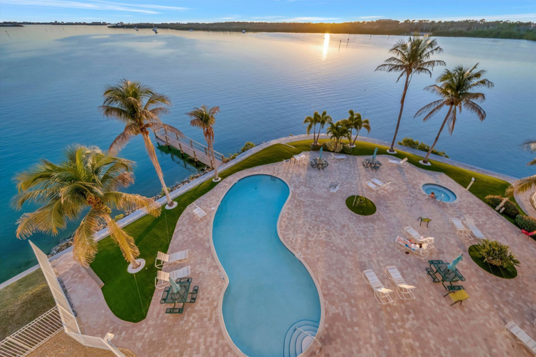 Room 3, Sunsets Waterview Balcony Queen Bed Heated Pool, Pinellas