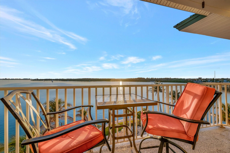 Room 4, Sunsets Waterview Balcony Queen Bed Heated Pool, Pinellas