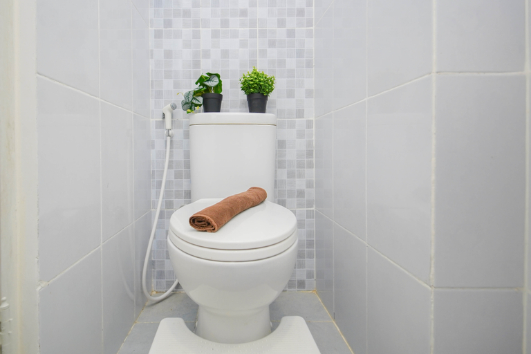 Bathroom 5, Restful and Serene Studio at Apartment Tokyo Riverside PIK 2 By Travelio, Tangerang