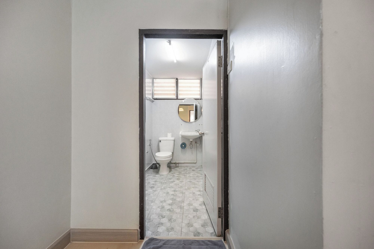 Bathroom 2, FunnD Mrt lat phrao 5Beds NetflixYouTube, Chatuchak