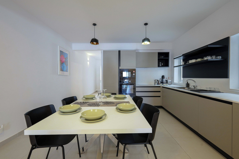 Dining 5, 3BR Central with Balcony - Sliema Area