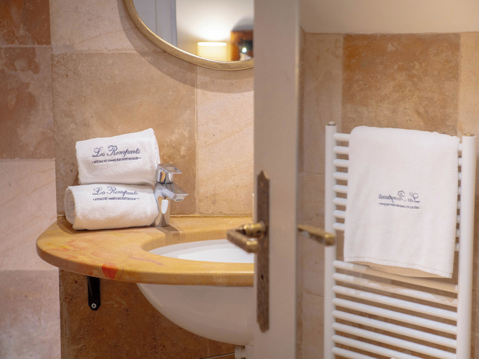 Bathroom 4, Les Remparts Hôtels et Demeures Historiques, Côte-d'Or