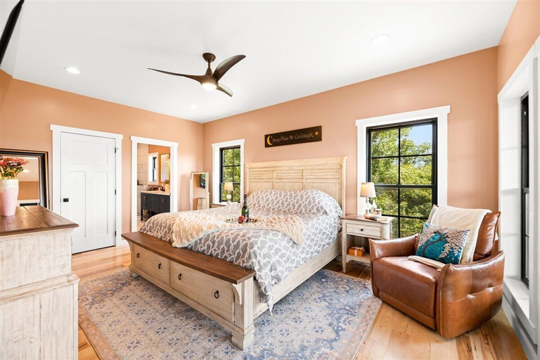 Room 1, Eagles Nest 5 Bdrm Lake Front Home, Jefferson