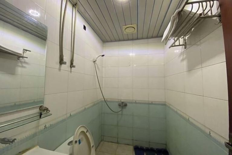 Bathroom 4, Xinjiyuan Hostel, Shanghai