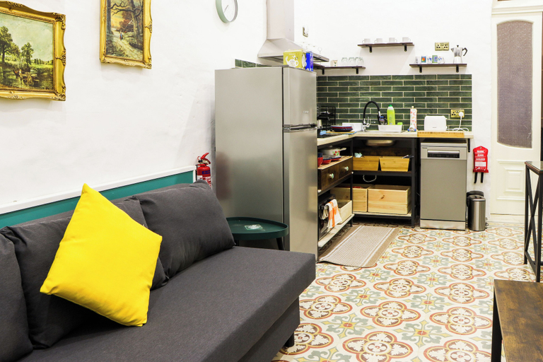 Living area, Traditional Maisonette - Yard & Jacuzzi