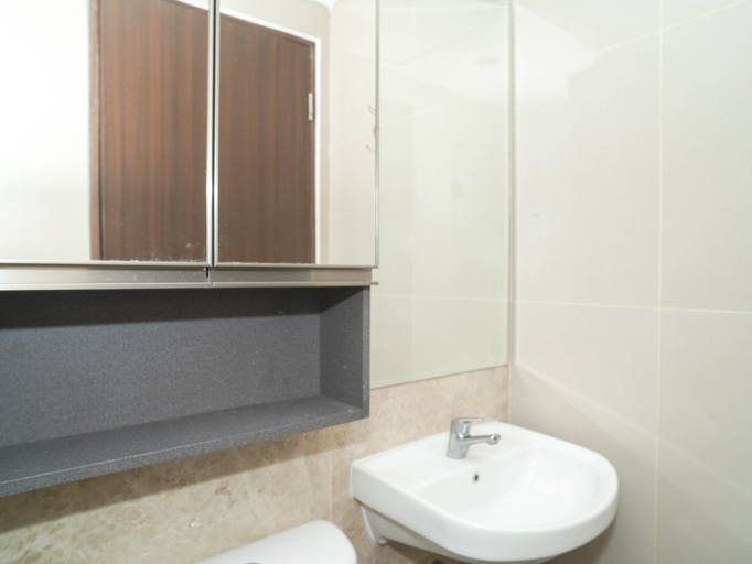 Bathroom 5, Neat and Restful Studio for 2 Pax at Transpark Bintaro Apartment By Travelio, Tangerang Selatan