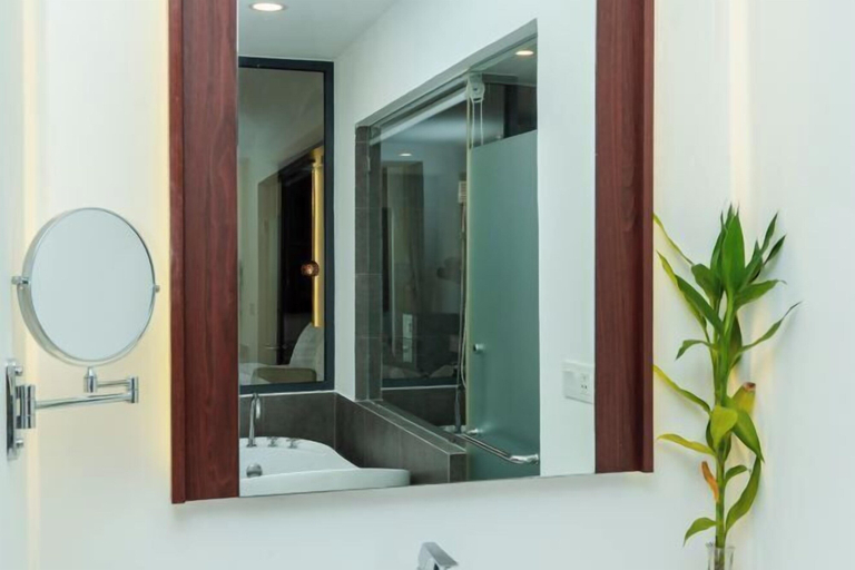 Bathroom 4, Botum Domrey Hotel, Phnom Penh