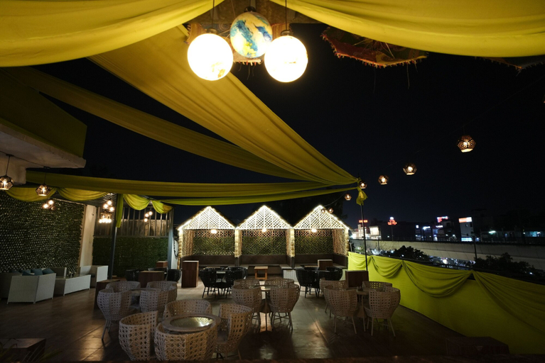 Family dining, Frolic Hotel Near Sec 52 Noida Metro Station, Gautam Buddha Nagar