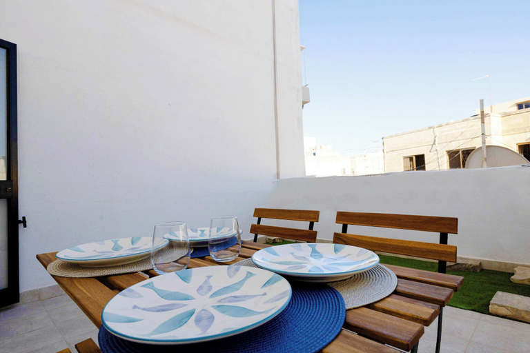 City view, 2BR Penthouse with Large Front Terrace, Saint Paul's Bay