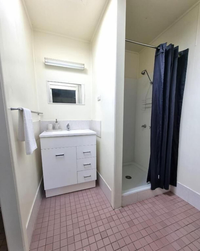 Bathroom 3, Country Style Holiday Park, Stanthorpe