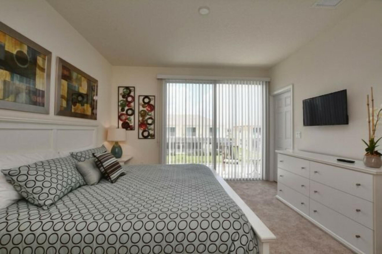 Room 5, Serenity 3 Bedroom Vacation Home 1523, Lake