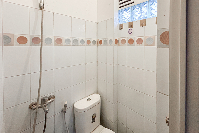 Bathroom 2, Roemah Kemang Syariah Mitra RedDoorz, Tasikmalaya