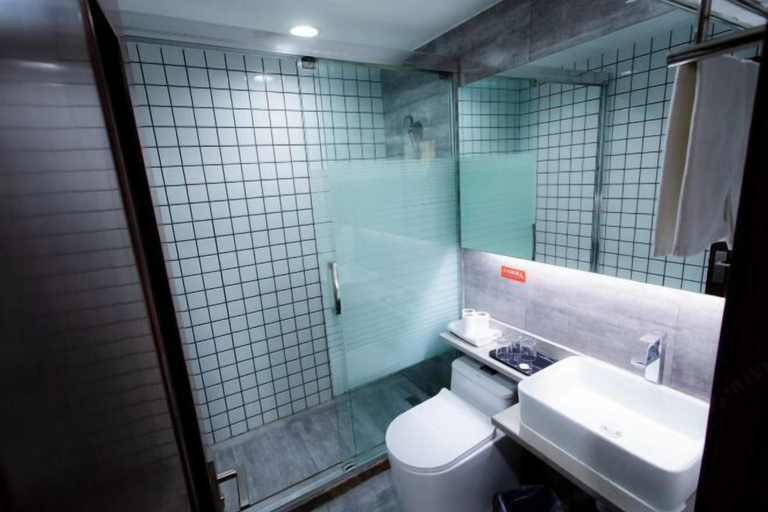 Bathroom 3, A&A Chain Hotel (Chuansha East Huaxia Road Subway Station), Shanghai