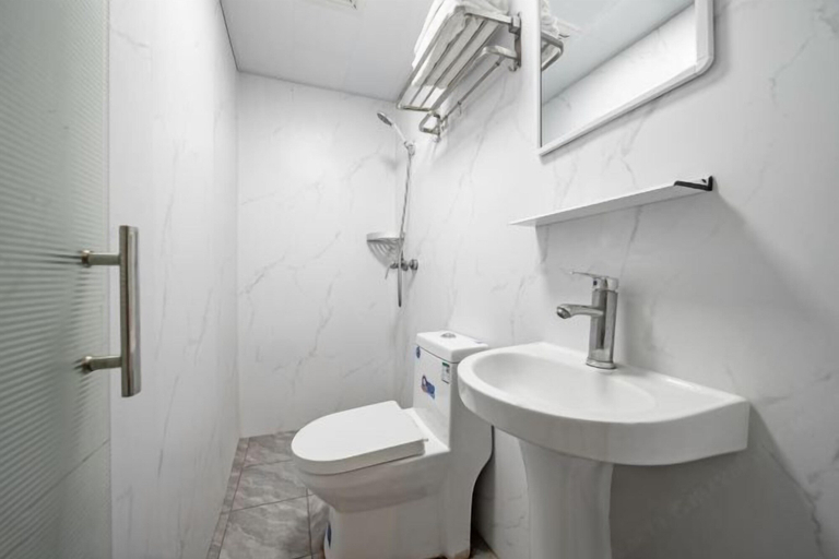 Bathroom 4, Yalan Hostel, Shanghai