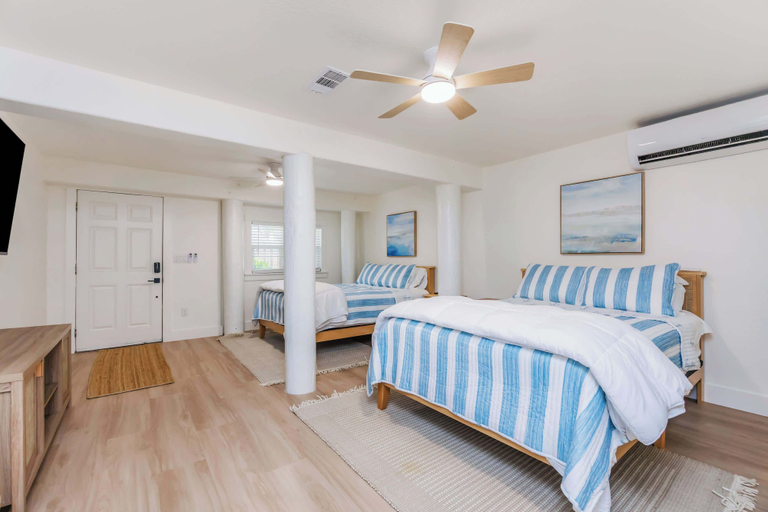 Room 5, Dream Weaver Pool Sleeps 10 Near Beach, Nueces