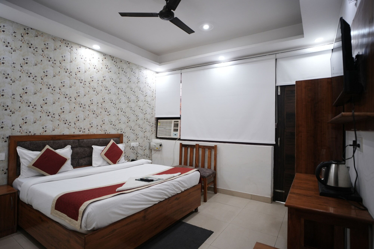 Room 5, Frolic Hotel Near Sec 52 Noida Metro Station, Gautam Buddha Nagar