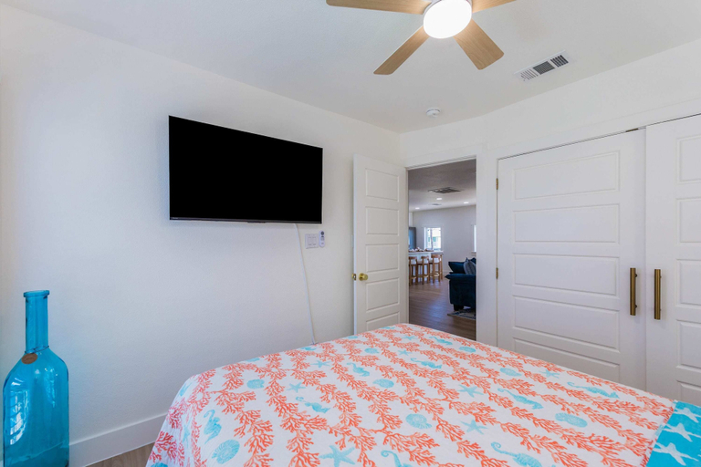 Room 4, Dream Weaver Pool Sleeps 10 Near Beach, Nueces