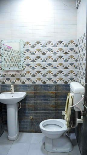 Bathroom 2, Radha Krishna Guest House, Agra